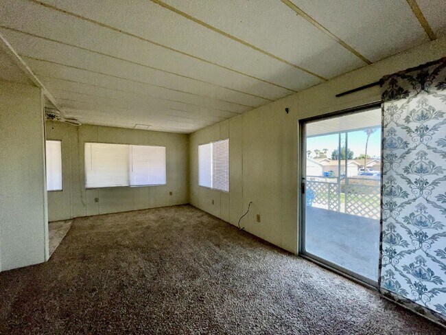 Building Photo - 2 bed 2 bath close to the river.