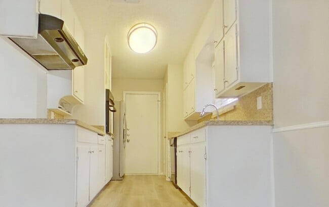 Building Photo - MOVE IN READY