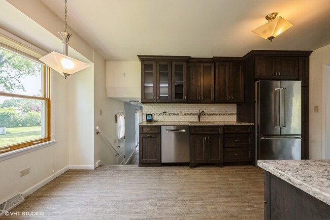 Building Photo - 2102 E Robinhood Ln