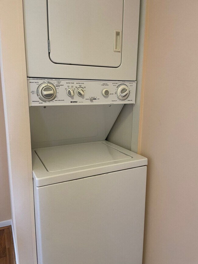 Building Photo - 17 Parkside Ct