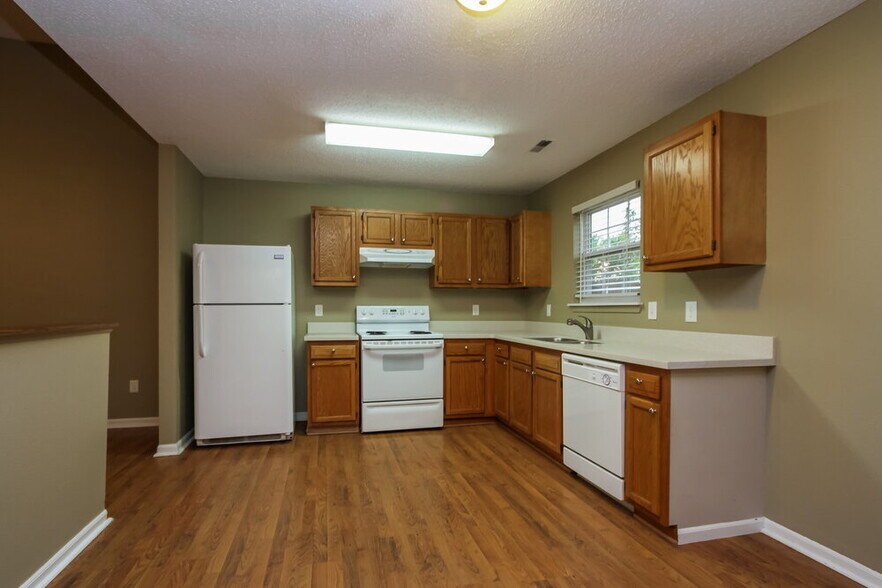 Building Photo - 17913 Sanibel Cir