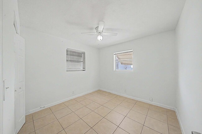 Building Photo - 301 SE 21st Ave