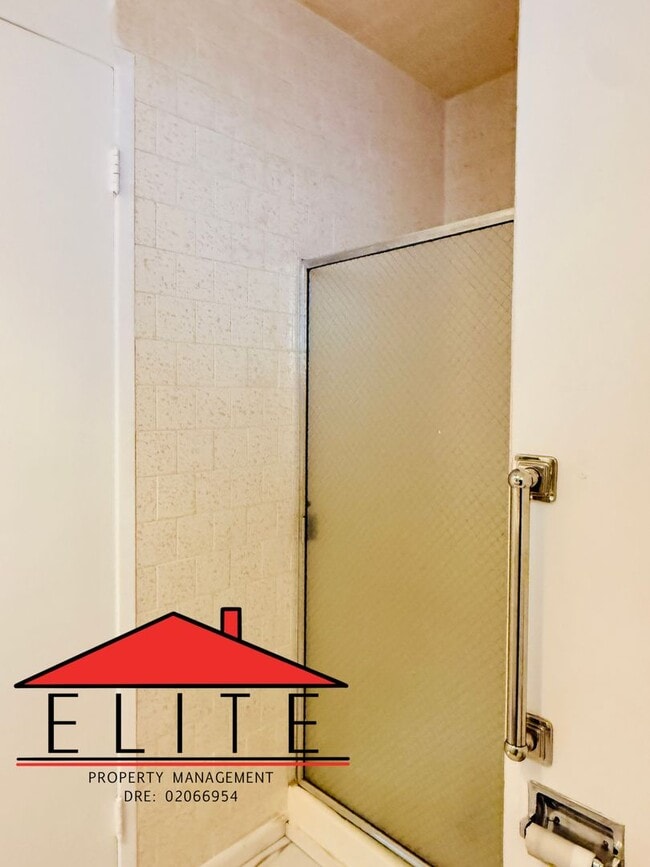 Building Photo - AVAILABLE NOW!