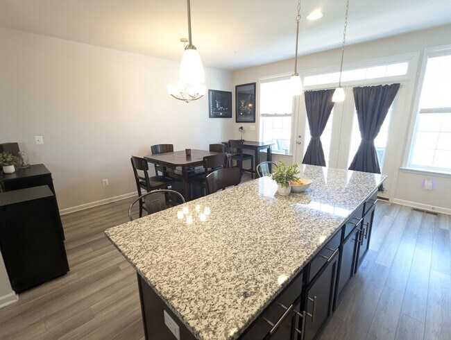 Building Photo - END UNIT newer build in ideal Frederick lo...