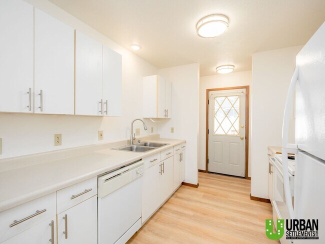 Building Photo - Upriver Dr. 3531-3533 E