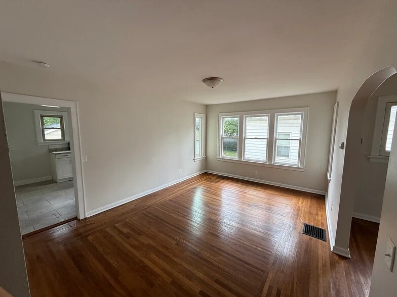 Building Photo - 6816 Park Ave
