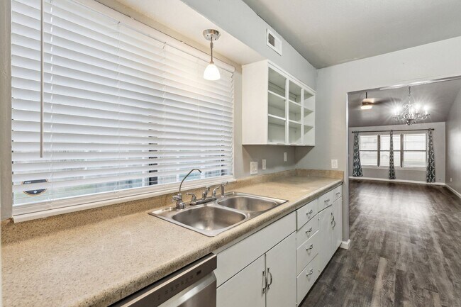Building Photo - Charming Updated Gem Near Quail Springs!