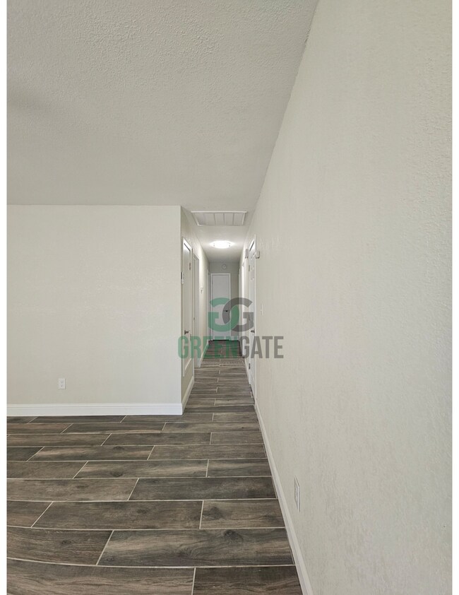 Building Photo - 901 Valente Way