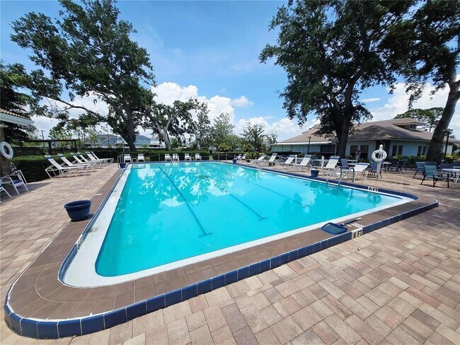 Building Photo - 3601 Garden Lakes Clenet