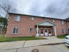 Building Photo - 2 Bed / 2 Bath Condo with In-Unit Laundry, Granite Countertops, Ceiling Fans, All Appliances, Car...