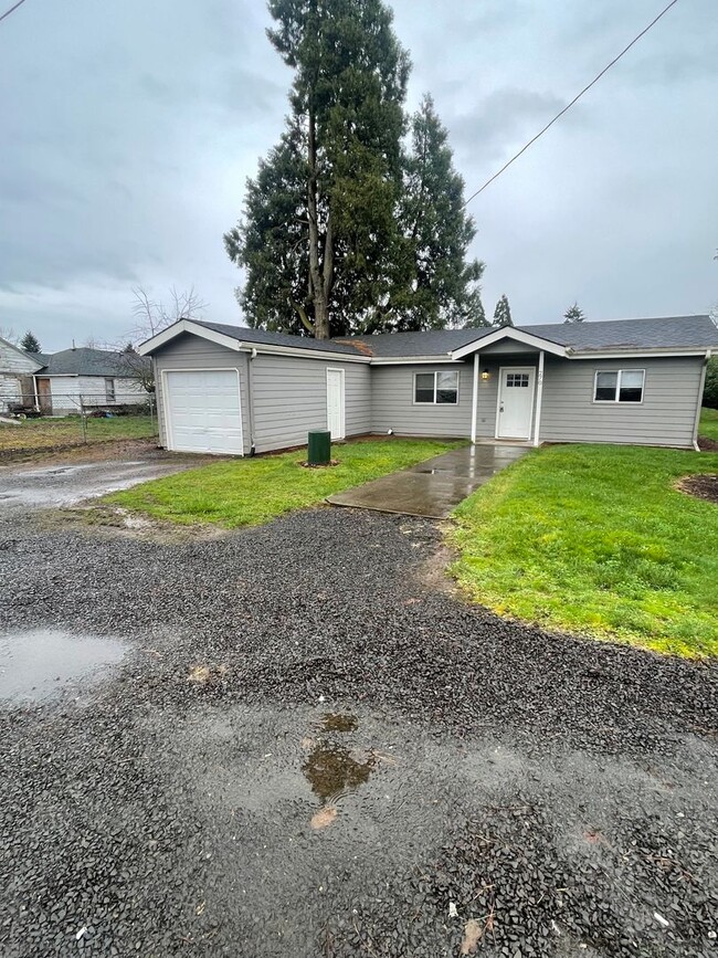 Building Photo - Conveniently Located Charming Pet Friendly Three Bedroom Home With Modern Updates!