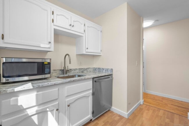 Building Photo - Newly Renovated 1 Bedroom Apartment