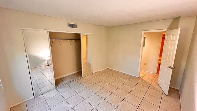 Building Photo - 1/1 Ready for Move In! Heart of Orlando Gated Community with Amenities!