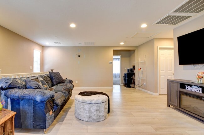 Building Photo - 4 bedroom home