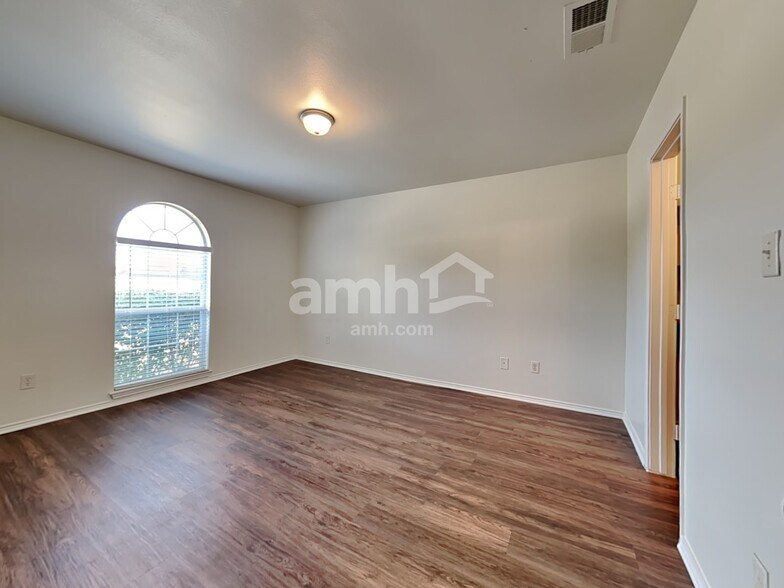 Building Photo - 1607 Tampa Bay Dr