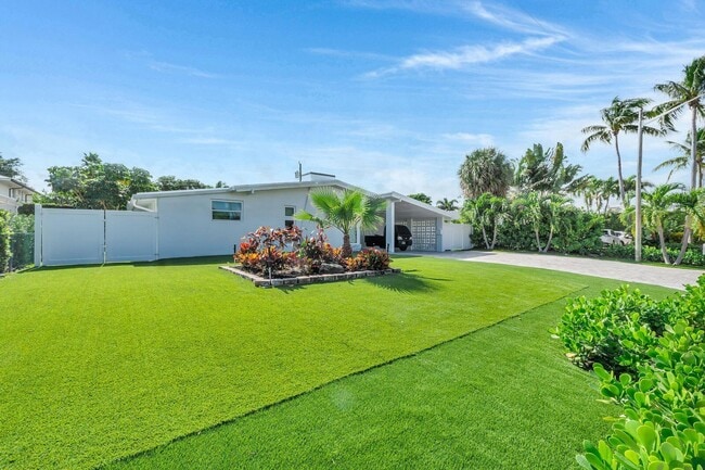 Building Photo - 530 NE 17th St