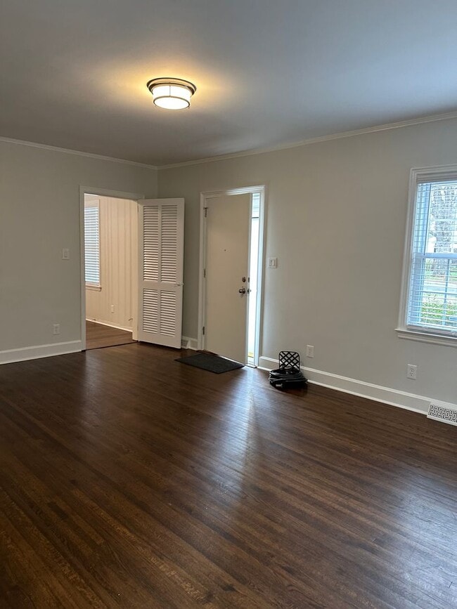 Building Photo - This spacious 2 bedroom home has an airy feel. Located in a neighborhood minutes from downtown an...
