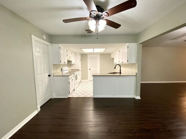 Building Photo - Spacious Jenks 4-Bedroom with NO Carpets &...