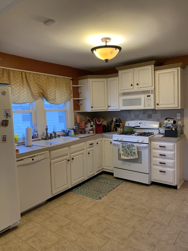 Kitchen with dishwasher - 704 W Cherokee Dr