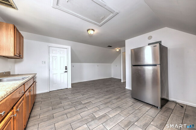 Building Photo - 483 Ferry St
