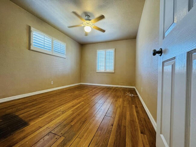 Building Photo - 227 N Aladdin Dr
