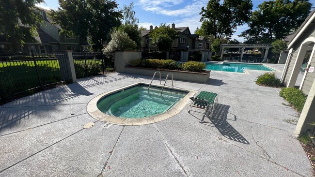 Building Photo - Townhouse 2 bedrooms, 2 1/2 baths, 2 car g...