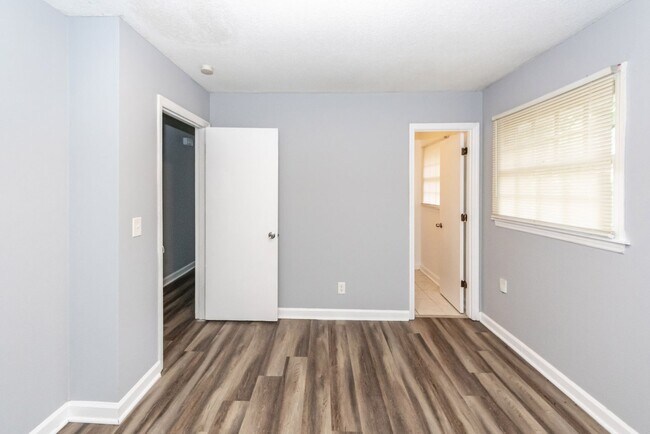 Building Photo - 107 Greenhurst Ave