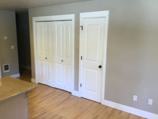 Building Photo - 5 Bedroom Duplex in University Area