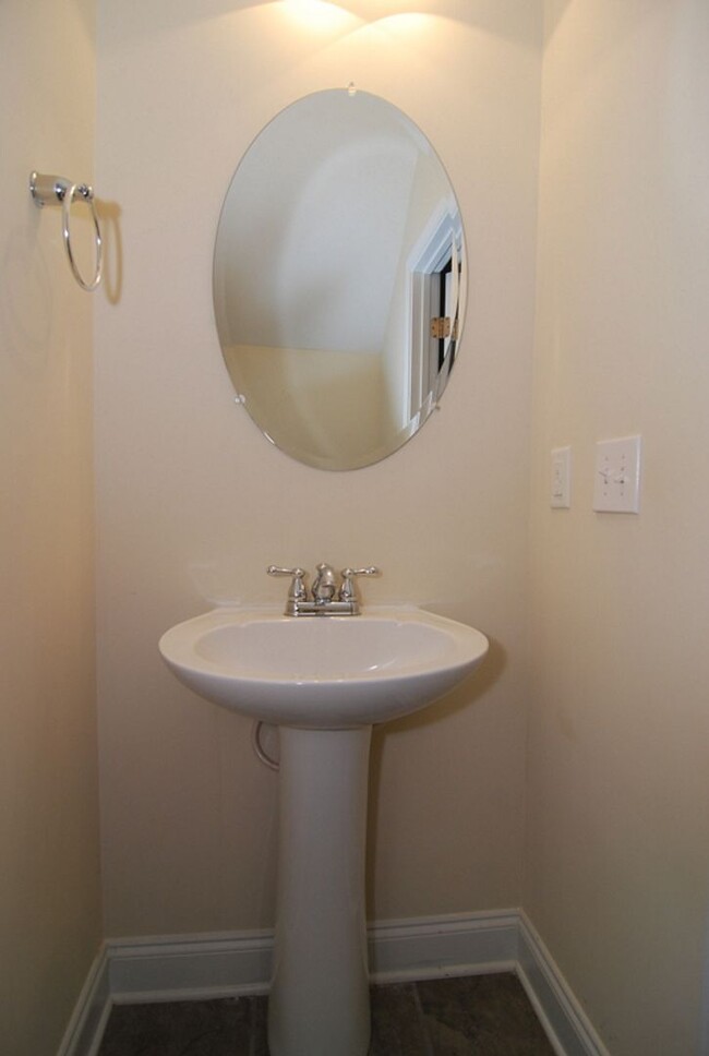 Building Photo - 2 Bedroom, 2.5 Bath in Hampton Forest - Av...