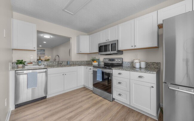 Building Photo - READY NOW!! 3-Bedroom Townhome w/Attached Garage! Golf Course Views - Pet Friendly - All Appliances!