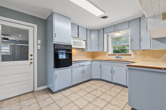 Building Photo - 605 Catalina Dr
