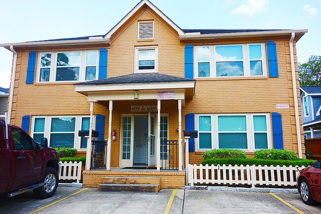 Front of 609 Cortlandt - 609 Cortlandt St