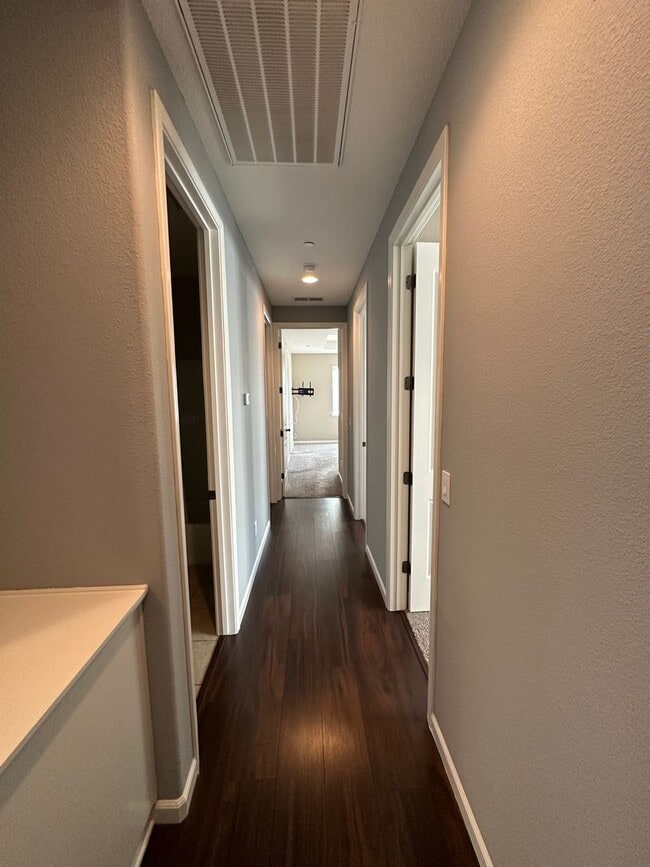 Building Photo - Beautiful 3 Bed 2 Bath House in a Great Lo...