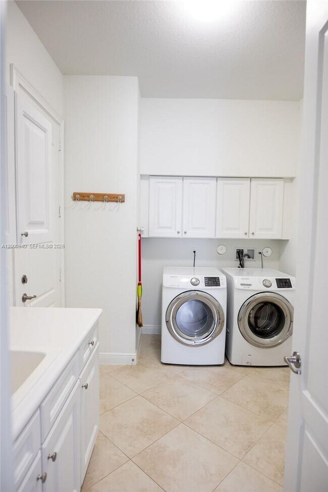 Building Photo - 8630 Lakeside Bnd