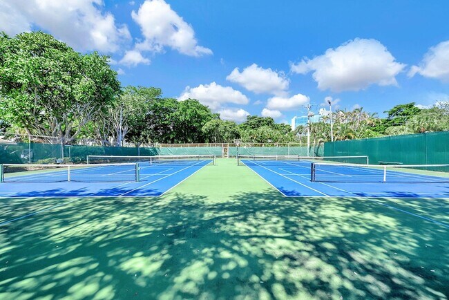 Building Photo - 6279 Bay Club Dr