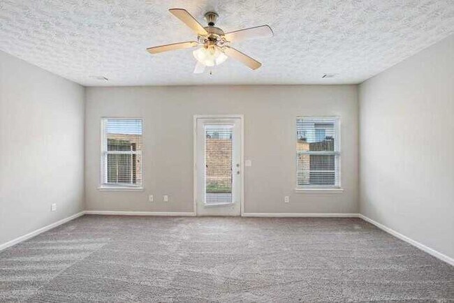 Building Photo - Fantastic 3bd/2.5ba home! Coming soon!