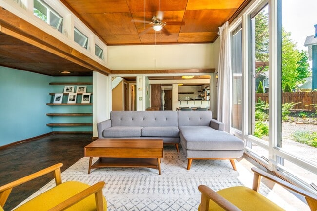 Building Photo - Beautiful Single Family Home w Massive Yard for Rent