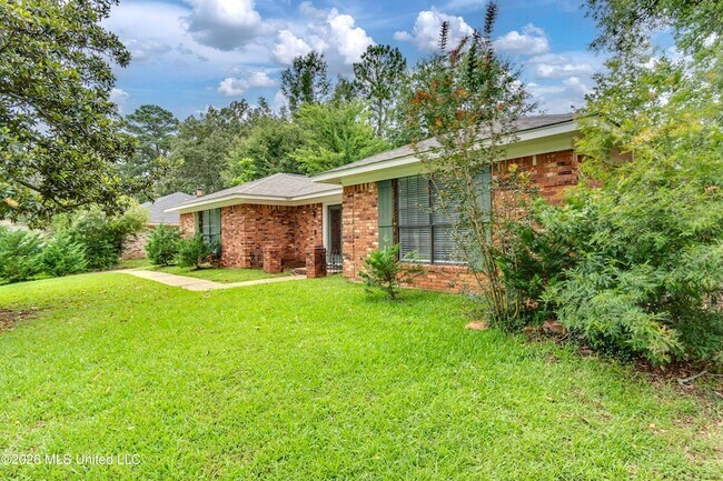 Building Photo - 9 Treeway Dr