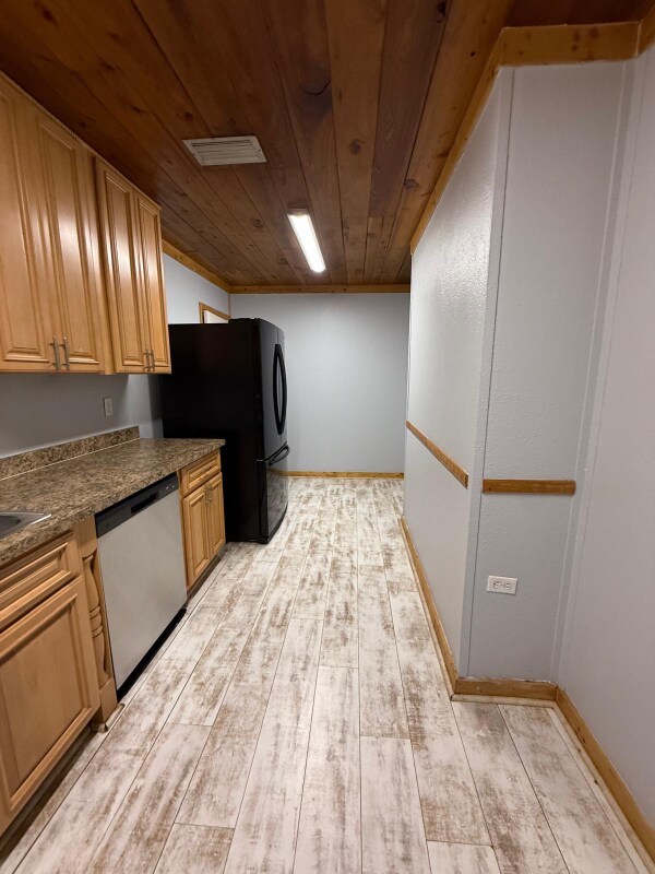 Building Photo - 320 E Oak St