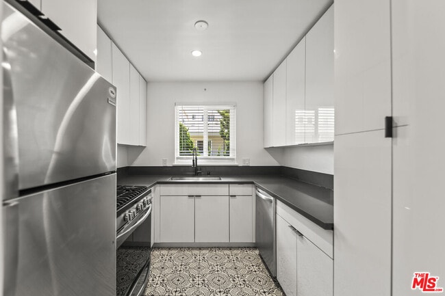 Building Photo - 934 2nd St