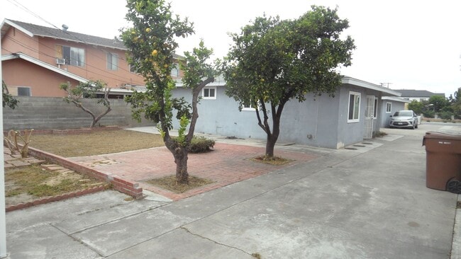 Building Photo - 300 1/2-204 1/2 E Mills Dr