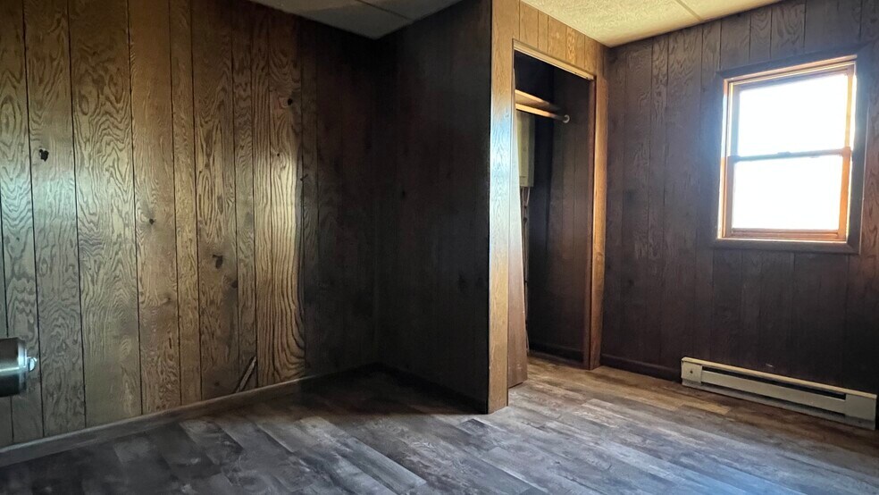 Building Photo - 106 Main St S