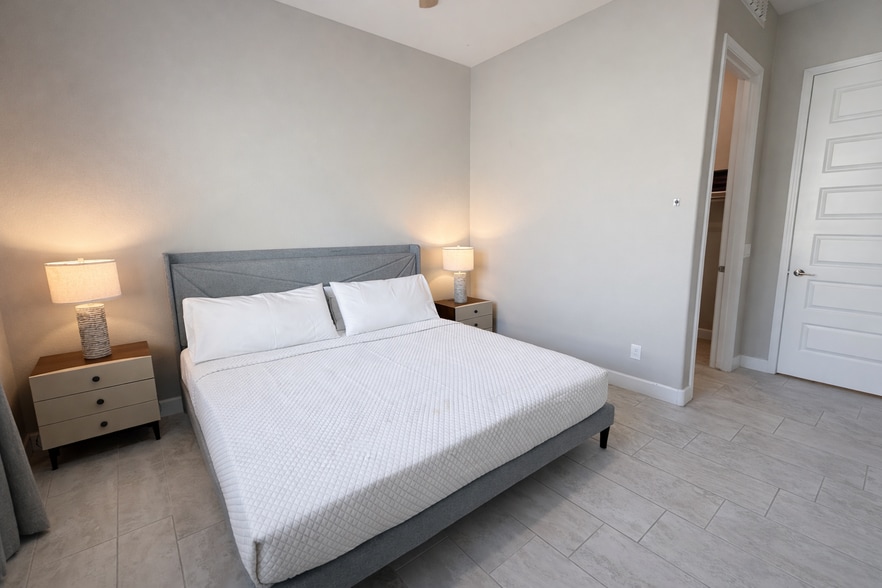 Building Photo - 2506 E Pleasant Ln