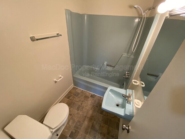 Building Photo - 809 Denton Cir