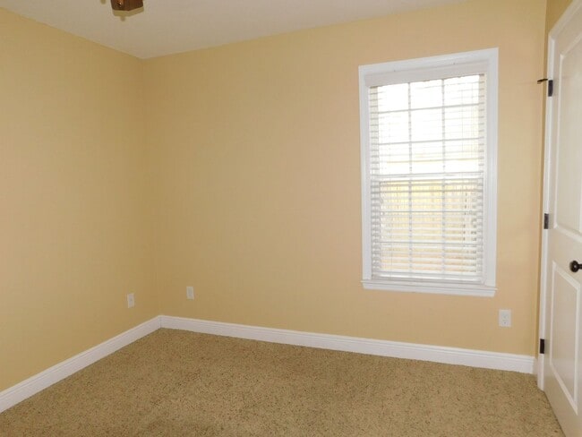 Building Photo - 4 bedroom in Crestwood-convenient location