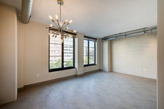 Building Photo - Move-in Ready 1BR 1BA at the Alta is a Min...
