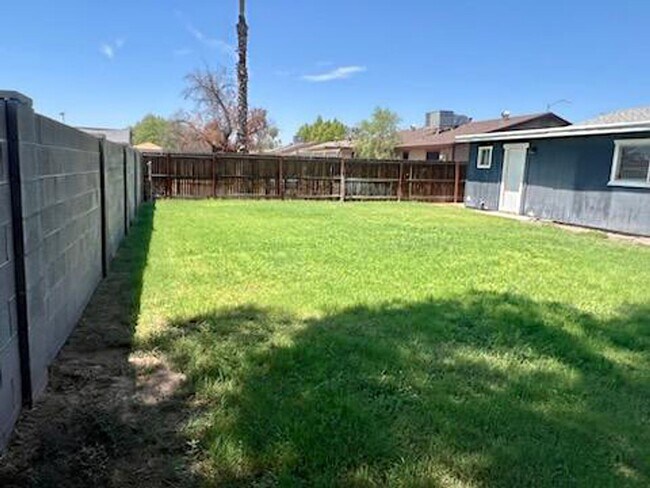 Building Photo - 3-bedroom by New Re-developed Paradise Val...