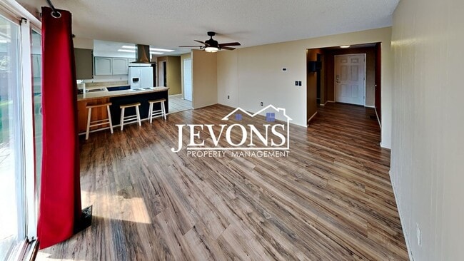 Building Photo - $900 Rent Credit | 3-bedroom single-family home near Randall Park with access to schools, shoppin...