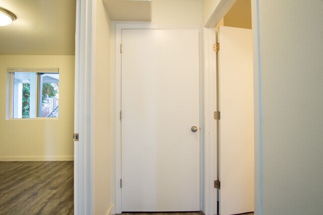 Building Photo - Garden Level 1 Bdr w/ Private Patio & APPS...