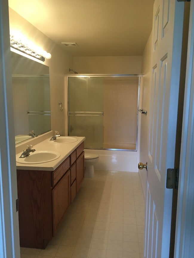 Building Photo - Large bedrooms, open floorplan